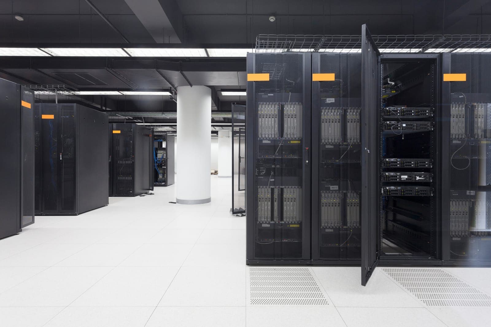 Sala de servidores moderna con racks de datacenter