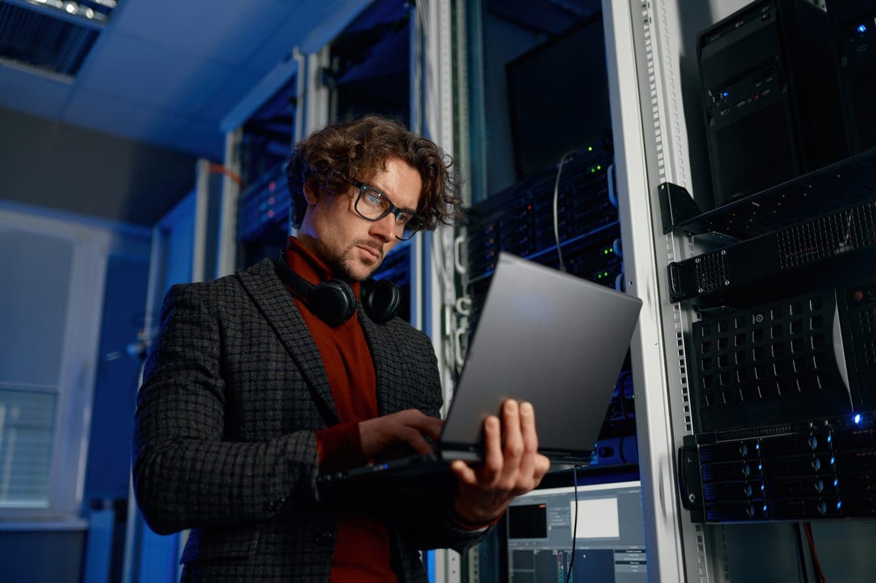 Técnico de IT trabajando en un rack de servidores