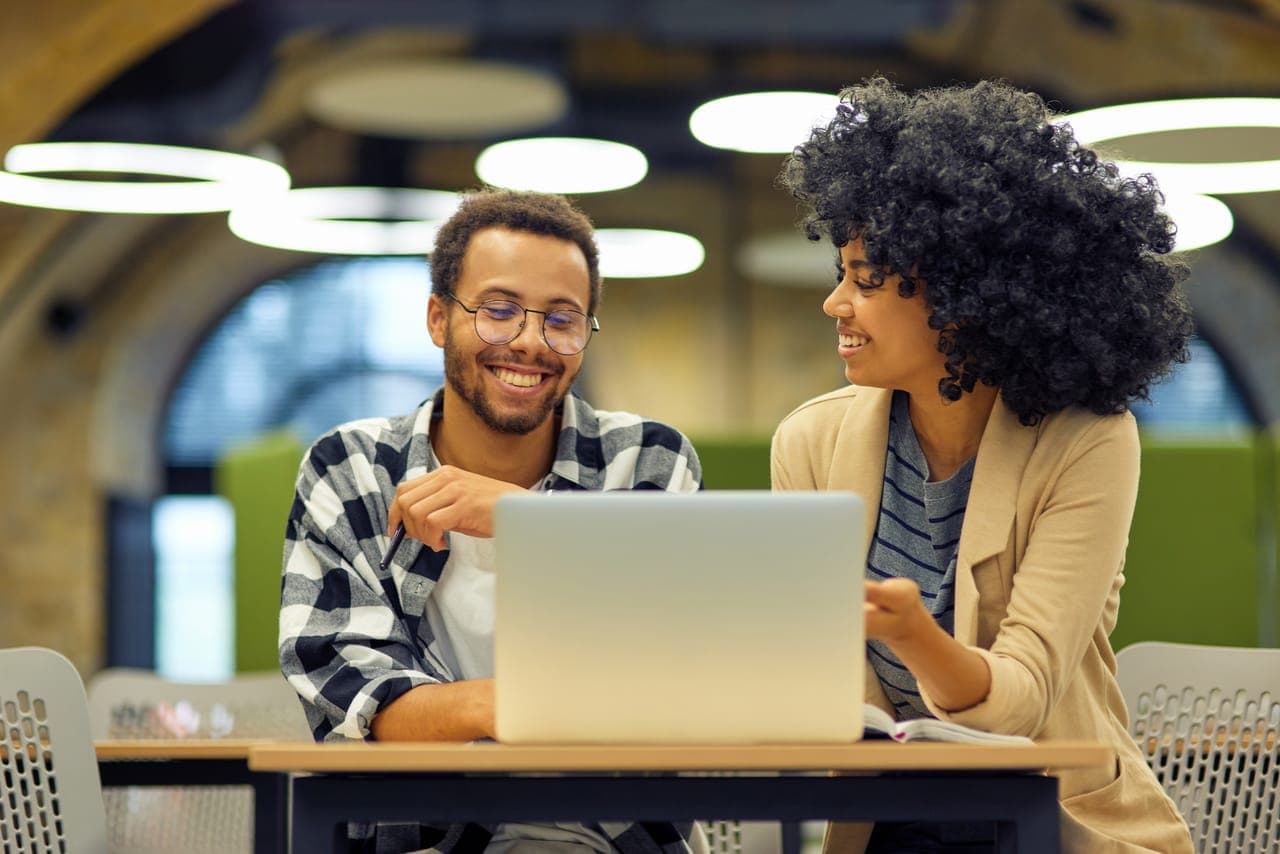 Equipo de trabajo en oficina moderna usando tecnología
